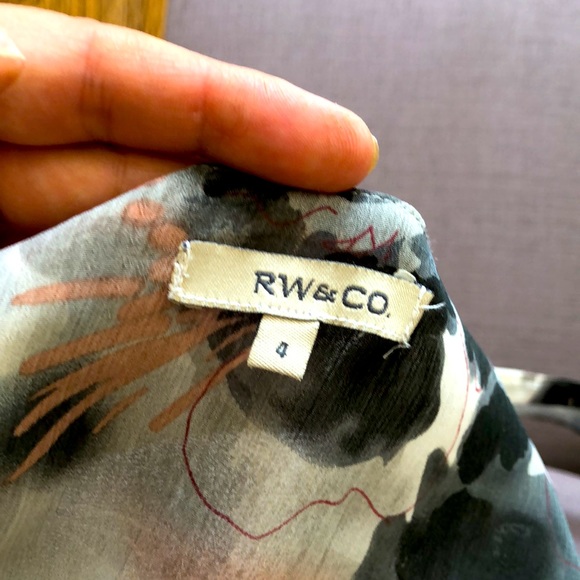 This beautiful sleeveless dress is perfect to wear to an event or a lunch date. - Picture 8 of 8